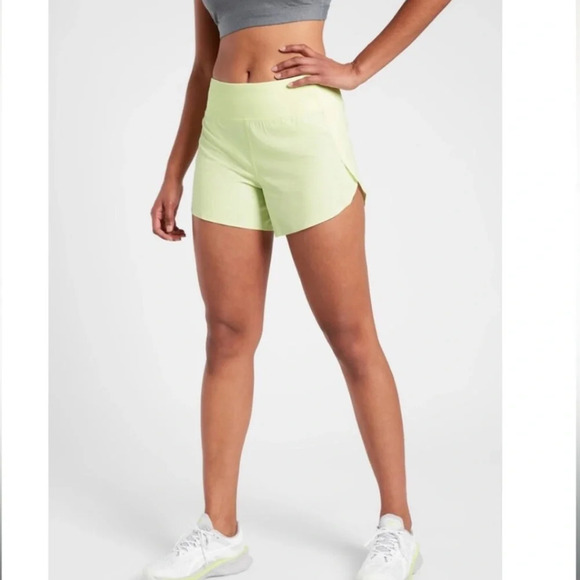 Athleta Run With It 4.5" Shorts Tequila Green NWT Large - Picture 1 of 11